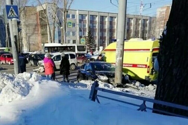 Иномарка вылетела на тротуар и сбила ребенка Иномарка вылетела на тротуар и сбила ребенка