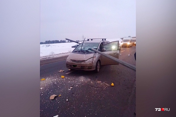 По словам очевидцев, водительToyota чудом избежал гибели По словам очевидцев, водительToyota чудом избежал гибели