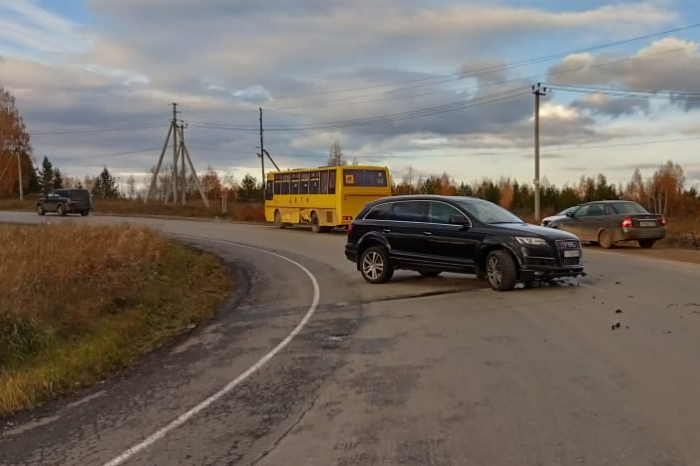 Иномарка врезалась в школьный автобус Иномарка врезалась в школьный автобус