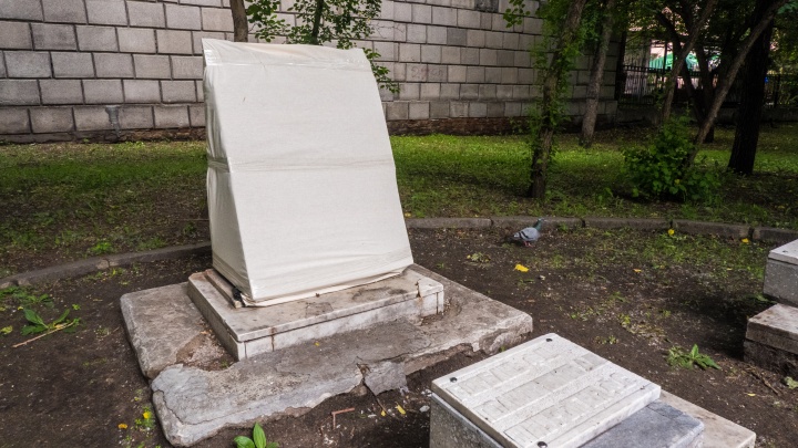 Вандалы разбили надгробие в сквере рядом с мэрией Новосибирска