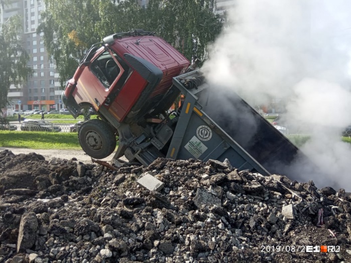 Автомобиль наполовину провалился под землю Автомобиль наполовину провалился под землю