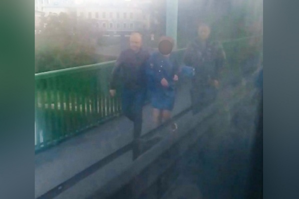 Женщине помогли пассажиры маршрутки Женщине помогли пассажиры маршрутки