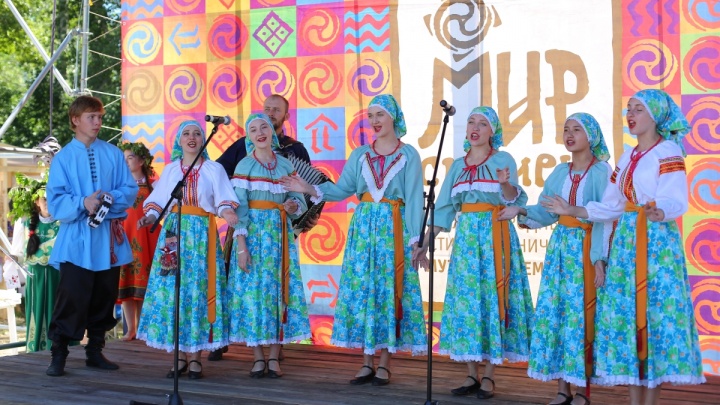 Яркий фестиваль «МИР Сибири» стартовал в Шушенском: показываем всё интересное