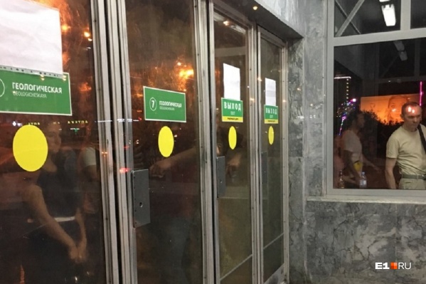 Люди толпятся у закрытых дверей Люди толпятся у закрытых дверей