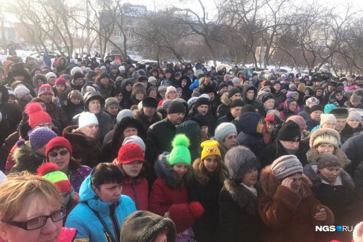 Сотни колыванцев вышли к зданию районной администрации