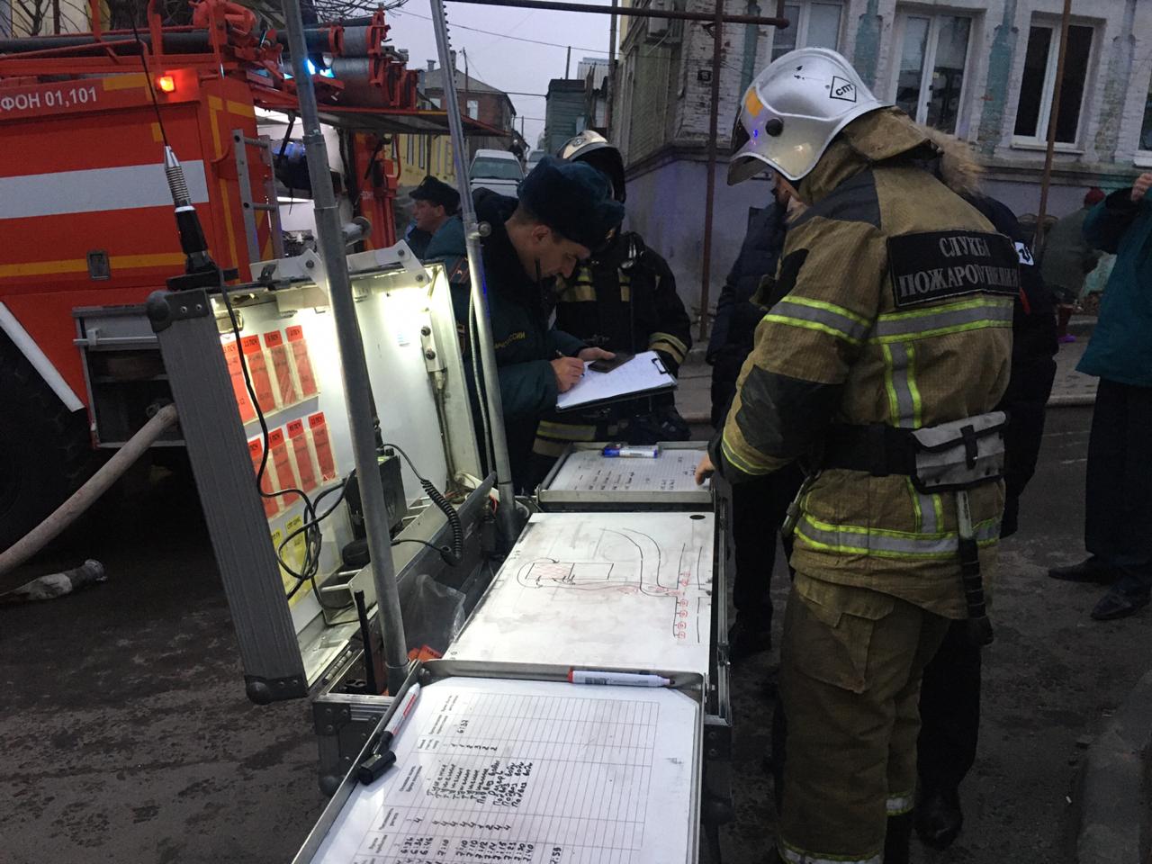 Через два часа спасателям удалось локализовать пожар Через два часа спасателям удалось локализовать пожар