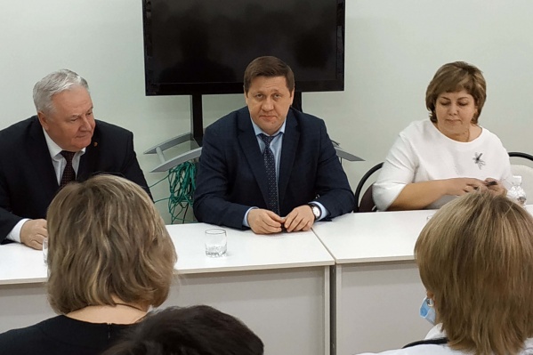 Сергея Балакина (крайний слева) представили коллективу министр здравоохранения Михаил Ратманов и глава Сызранского района Виктория Кузнецова Сергея Балакина (крайний слева) представили коллективу министр здравоохранения Михаил Ратманов и глава Сызранского района Виктория Кузнецова