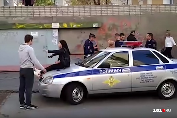 Пьяные дебоширы устроили драку с полицейскими Пьяные дебоширы устроили драку с полицейскими 