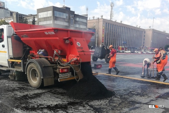 Коммунальщики вывели асфальтоукладочную технику на площадь Первой Пятилетки этим утром Коммунальщики вывели асфальтоукладочную технику на площадь Первой Пятилетки этим утром