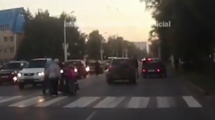 В Стерлитамаке автомобиль сбил на пешеходном переходе женщину с ребенком, момент ДТП попал на видео