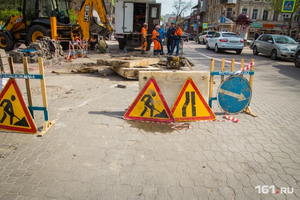 На некоторых улицах провалы уже устранили, а на Мясникова работы продолжаются На некоторых улицах провалы уже устранили, а на Мясникова работы продолжаются