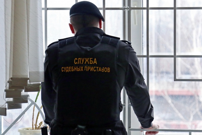 Должник прятался от приставов в шкафу у себя дома Должник прятался от приставов в шкафу у себя дома