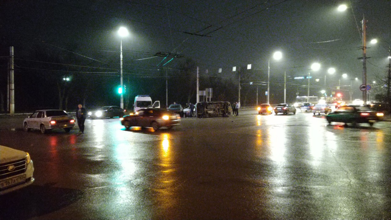 «Одна машина на боку»: выехавшая на красный свет легковушка собрала массовое ДТП в Волгограде