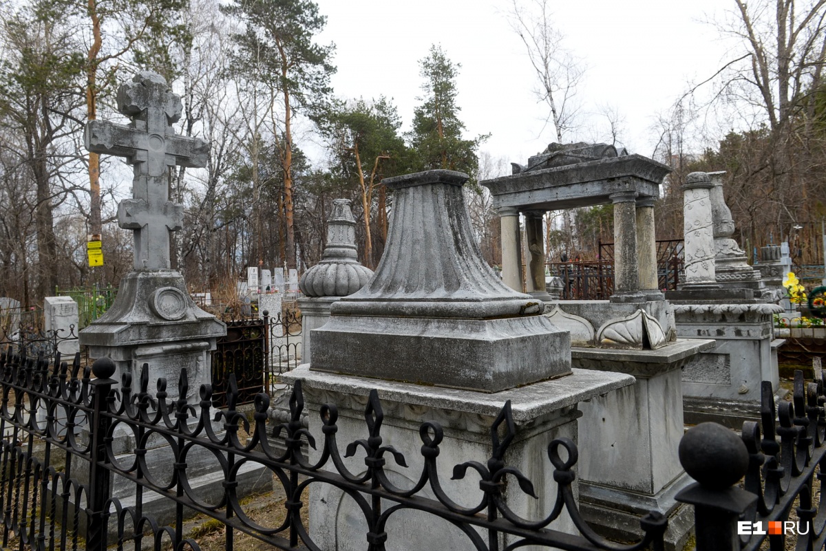 На средства Телегиных построили не только храм, но и чугунную ограду вдоль Ивановского кладбища