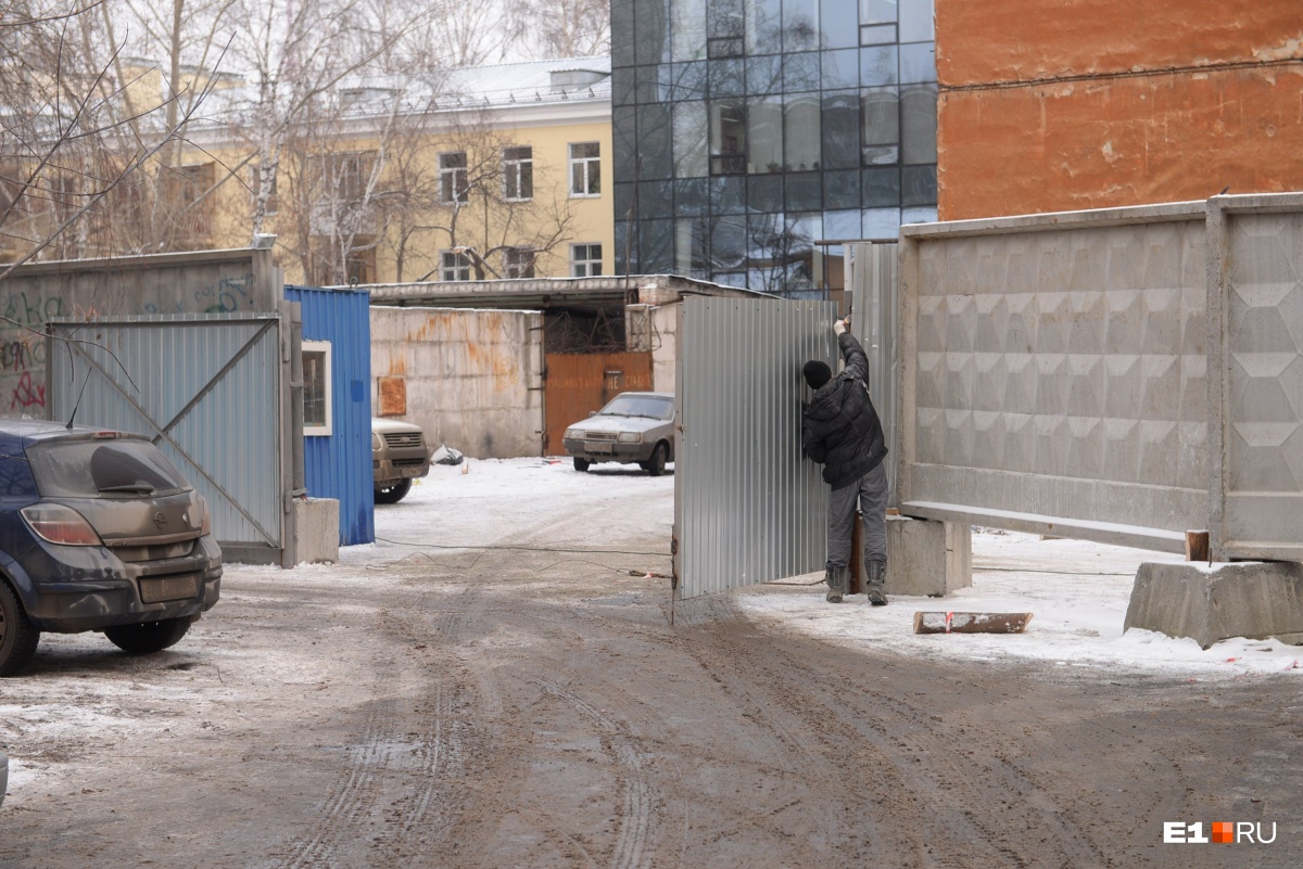 Жильцов дома на Чапаева взяли в осаду и перекрыли им въезд во двор из-за  многоэтажки, которую снесут | 20.11.2018 | Екатеринбург - БезФормата