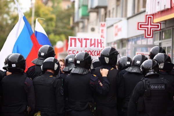 Уже троих участников несанкционированной акции отправили под арест — в сумме они проведут в спецприёмнике 80 суток Уже троих участников несанкционированной акции отправили под арест — в сумме они проведут в спецприёмнике 80 суток 