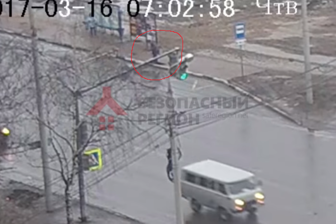 Александр провалился прямо на остановке Александр провалился прямо на остановке
