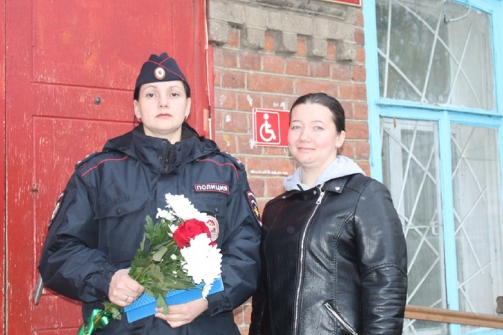 Участковая Кристина Володина (слева) вместе с коллегой задержала поджигателя и тушила горящий дом