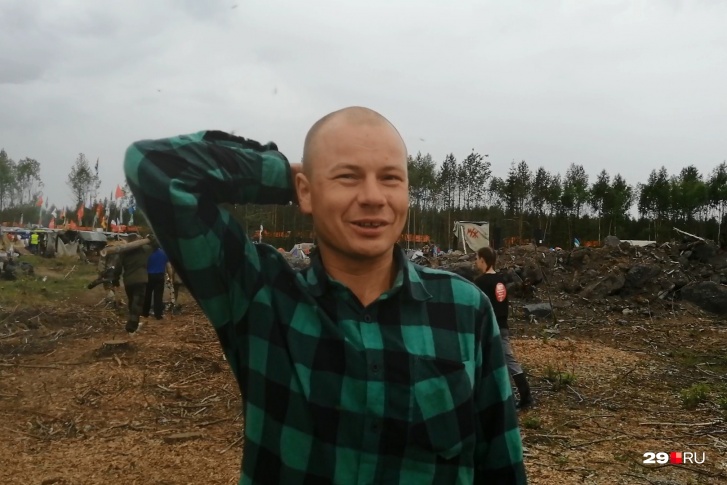 Алексей Ганичев встречает людей на Шиесе и рассказывает им порядки лагеря