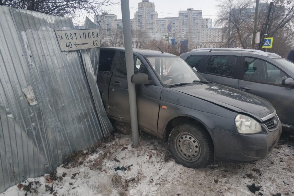 «Приору» отбросило в забор «Приору» отбросило в забор