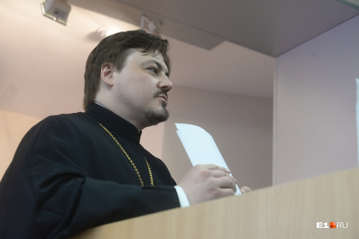Отцу Вениамину пришлось прерваться, когда присутствующим в зале не понравилась риторика обращения Отцу Вениамину пришлось прерваться, когда присутствующим в зале не понравилась риторика обращения