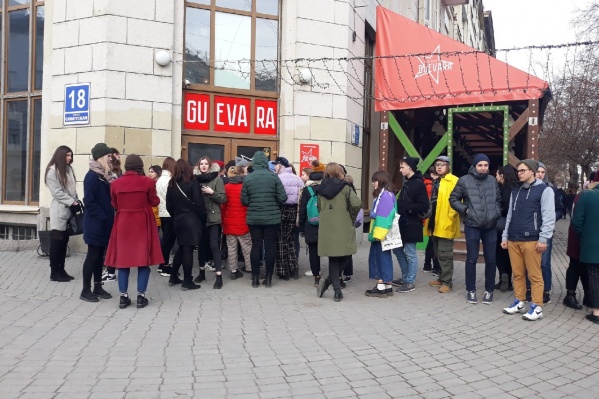 Любители постпанка начали собираться около 18 часов Любители постпанка начали собираться около 18 часов