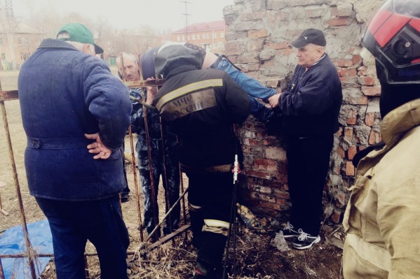 Мальчику помогали сразу несколько человек Мальчику помогали сразу несколько человек