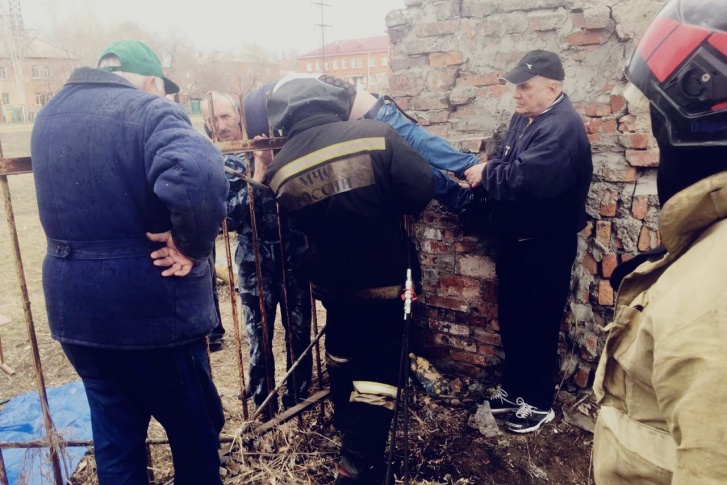 Мальчику помогали сразу несколько человек Мальчику помогали сразу несколько человек