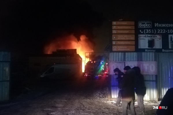 Пожар на улице Индивидуальной начался около полуночи Пожар на улице Индивидуальной начался около полуночи