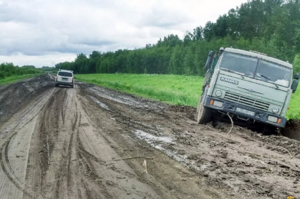КамАЗ застрял на обочине между Шелковичихой и трассой Р-383 КамАЗ застрял на обочине между Шелковичихой и трассой Р-383