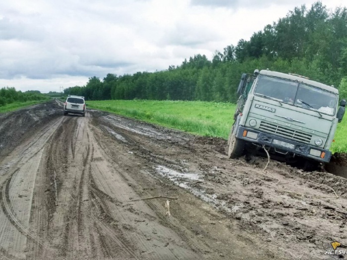 КамАЗ застрял на обочине между Шелковичихой и трассой Р-383 КамАЗ застрял на обочине между Шелковичихой и трассой Р-383