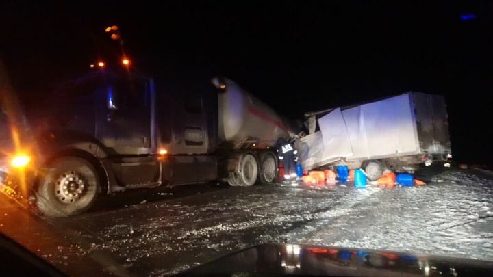 На трассе Тюмень — Ханты-Мансийск столкнулись три грузовика и легковушка. Один из водителей погиб