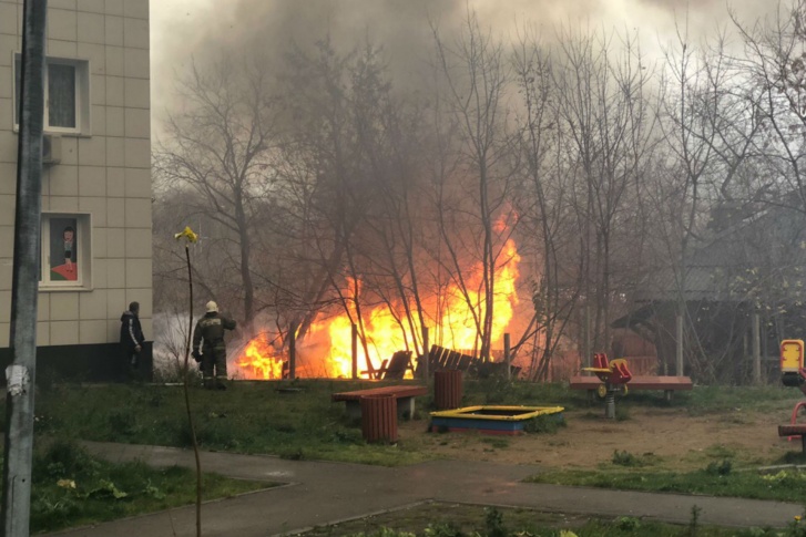 Пожар произошел на территории частного участка Пожар произошел на территории частного участка