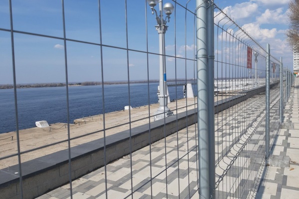 Длинный забор из проволоки на зиму убирали с набережной Длинный забор из проволоки на зиму убирали с набережной 