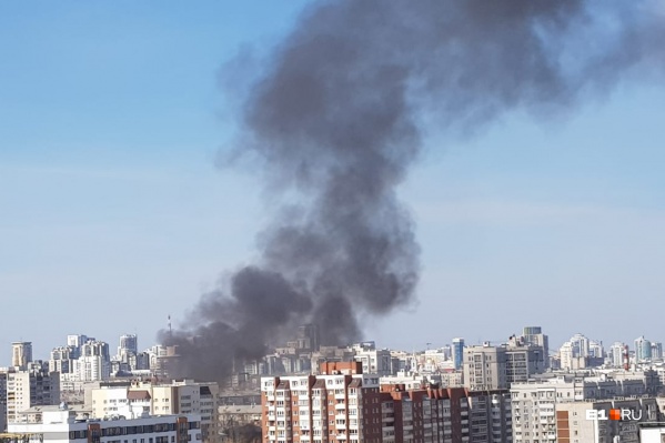 Черный дым в чистом небе над городом видно издалека Черный дым в чистом небе над городом видно издалека