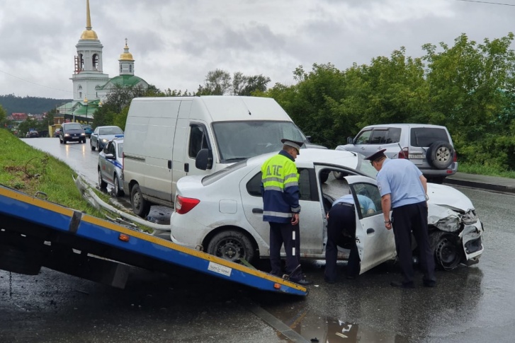 Авария произошла на Димитрова — Революции Авария произошла на Димитрова — Революции