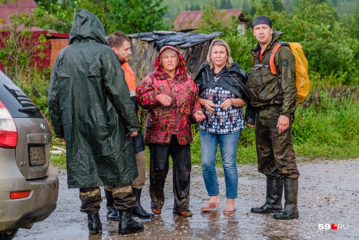 Первые минуты после выхода из леса — Лидия Кулакова с волонтерами и дочерью