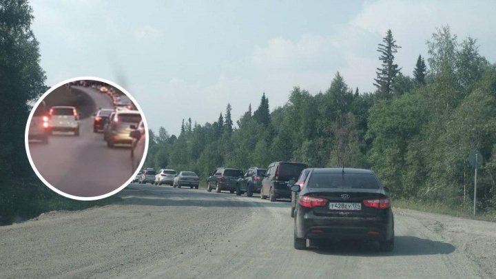 «Самый принципиальный что ли?»: водитель преградил путь по обочине в огромной пробке до Красноярска