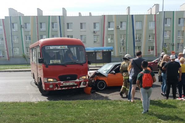 Капот «десятки» расплющило Капот «десятки» расплющило