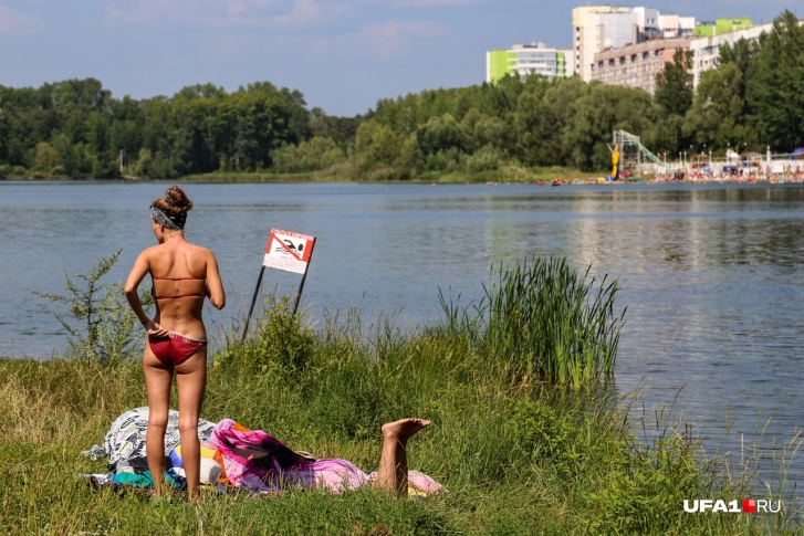 Запретительные таблички не мешают уфимцам отдыхать на берегу озера Теплое