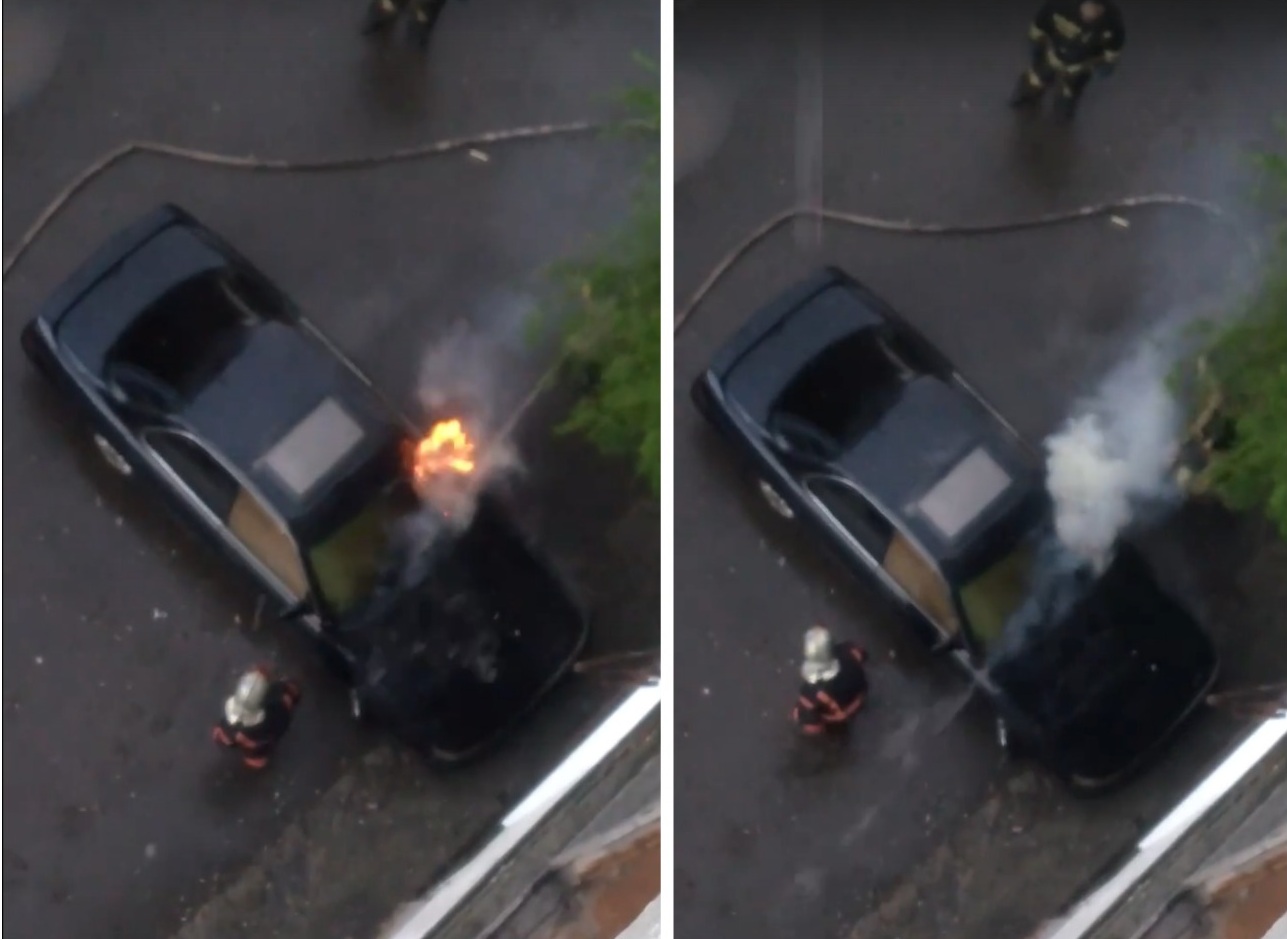 Пламя из-под капота: на улице Седова загорелась припаркованная Toyota