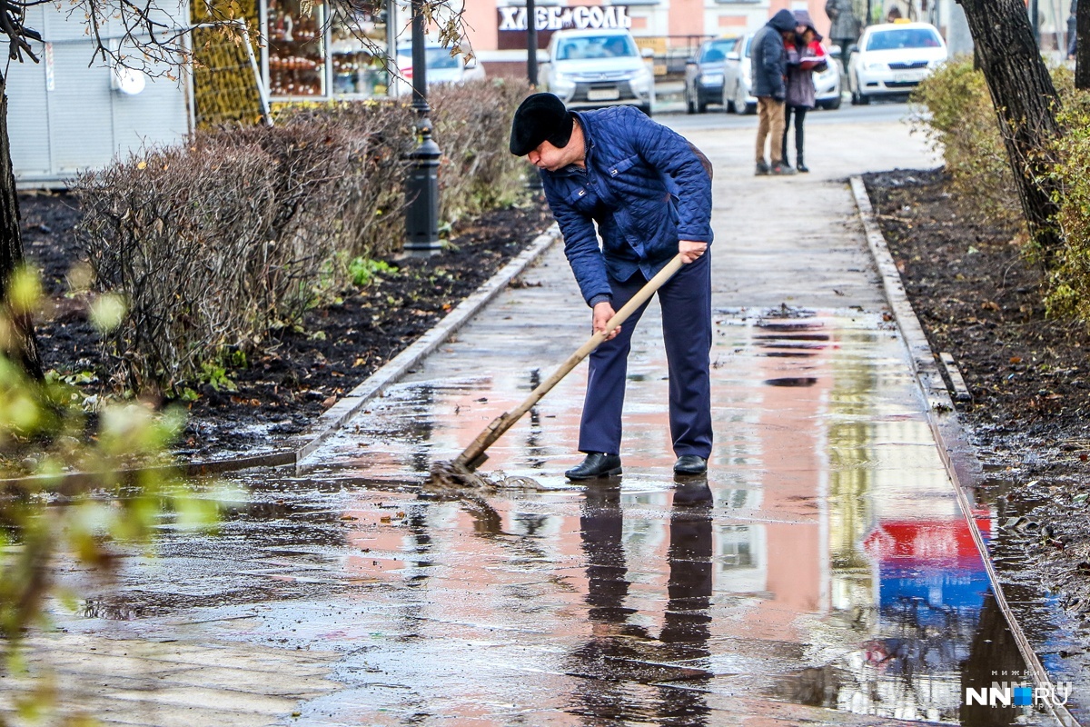 Дети весной в грязи. Вода на асфальте. Весенние лужи. Разогнать лужи. Лужи под ногами.