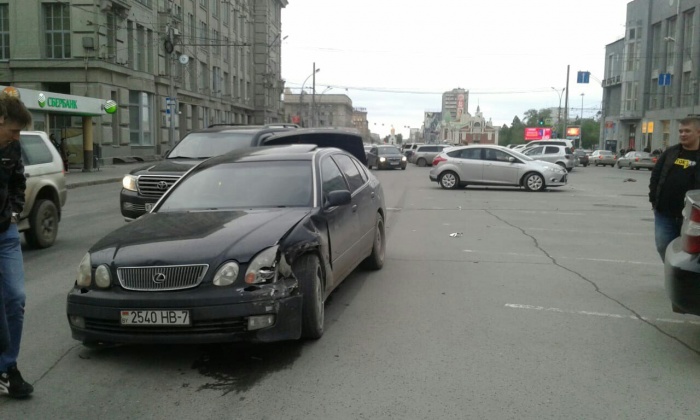 Lexus двигался по Красному проспекту со стороны площади Ленина возле дома по адресу Красный проспект, 29 Lexus двигался по Красному проспекту со стороны площади Ленина возле дома по адресу Красный проспект, 29