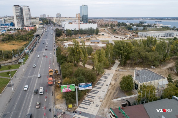 Рабочие вскрывают асфальт на тротуаре, ведущем к мосту Рабочие вскрывают асфальт на тротуаре, ведущем к мосту 