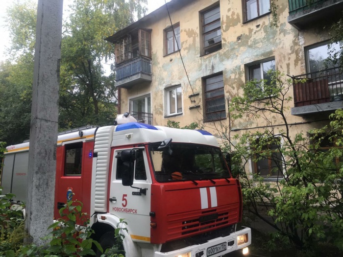 Подъезд дома заполнил едкий дым Подъезд дома заполнил едкий дым
