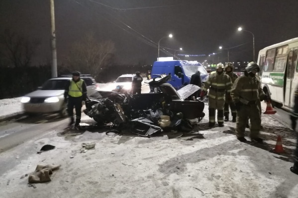 Мужчина, ехавший за рулём автомобиля «ВАЗ-2107», выехал на встречку и погиб из-за столкновения с микроавтобусом Мужчина, ехавший за рулём автомобиля «ВАЗ-2107», выехал на встречку и погиб из-за столкновения с микроавтобусом