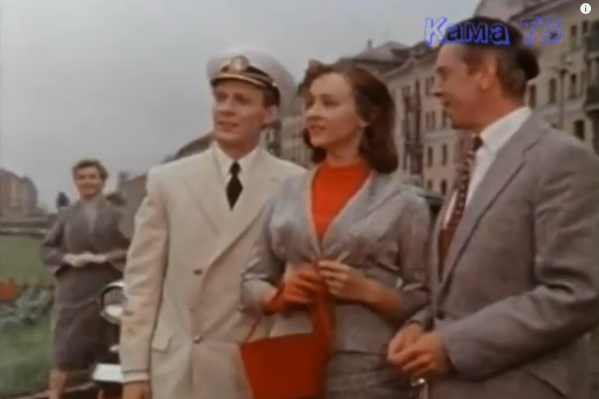 Кадр из фильма «Бессонная ночь» 1960 года. Его главные герои — на Комсомольской площади. Архитектор указывает на Башню смерти, которую он построил, и спрашивает спутницу «Как вам мой дом?» Кадр из фильма «Бессонная ночь» 1960 года. Его главные герои — на Комсомольской площади. Архитектор указывает на Башню смерти, которую он построил, и спрашивает спутницу «Как вам мой дом?» 