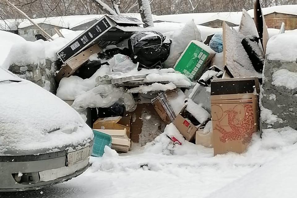 Гора мусора и на улице Лазурной, 14 Гора мусора и на улице Лазурной, 14