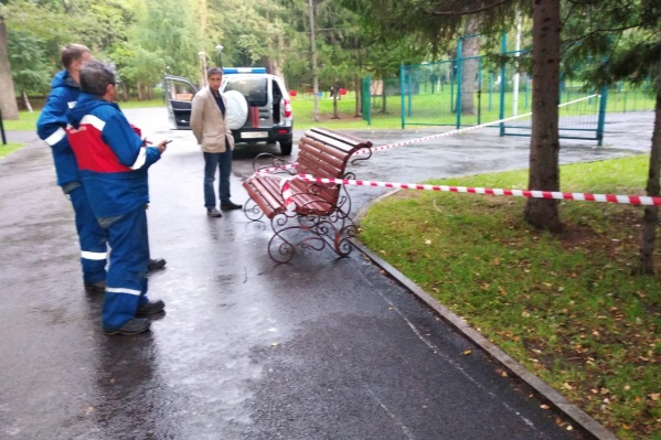 Опасное место в парке оцепили от греха подальше Опасное место в парке оцепили от греха подальше