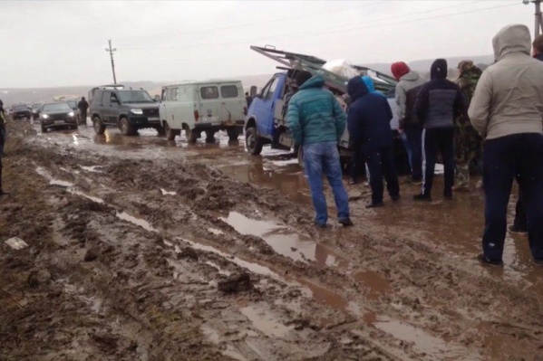 Вытаскивали автомобиль всем миром Вытаскивали автомобиль всем миром